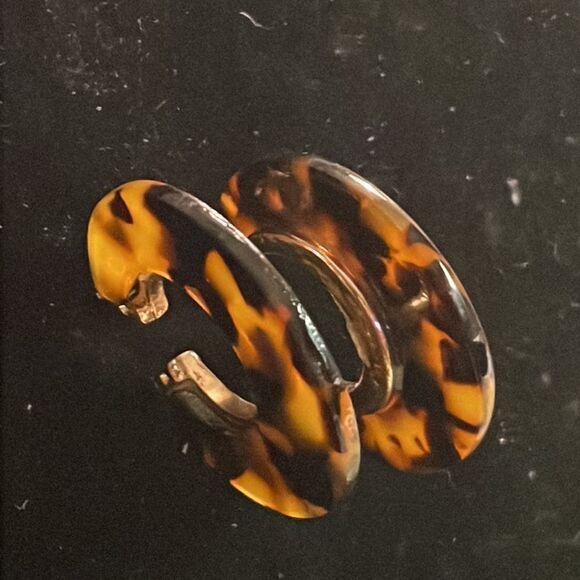 Ellisee Woman 1.5” tortoise shell resin hoop latch back earrings - Picture 8 of 10